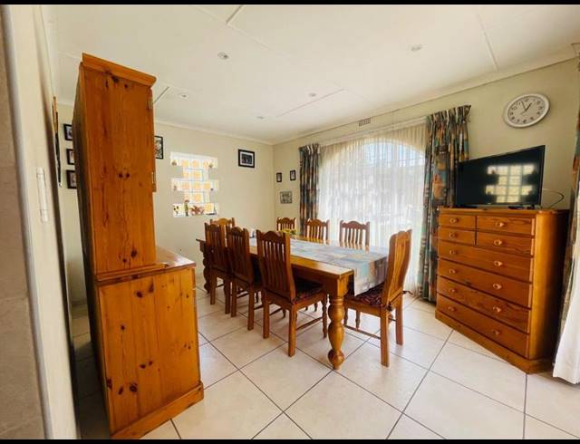 5 BEDROOM HOUSE FOR SALE IN PRIMROSE
